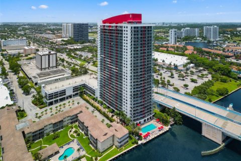 Condo in Hallandale Beach, Florida, 3 bedrooms № 2192548 - photo 23