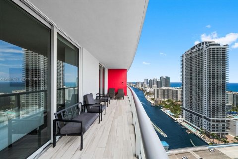 Condo in Hallandale Beach, Florida, 3 bedrooms № 2192548 - photo 20