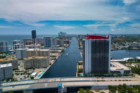 Condo in Hallandale Beach, Florida, 3 bedrooms № 2192548 - photo 25