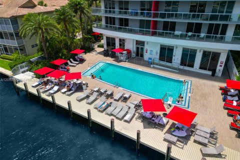 Condo in Hallandale Beach, Florida, 3 bedrooms № 2192548 - photo 27