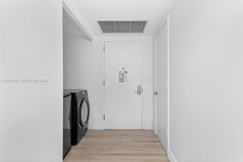 Condo in Hallandale Beach, Florida, 3 bedrooms № 2192548 - photo 17
