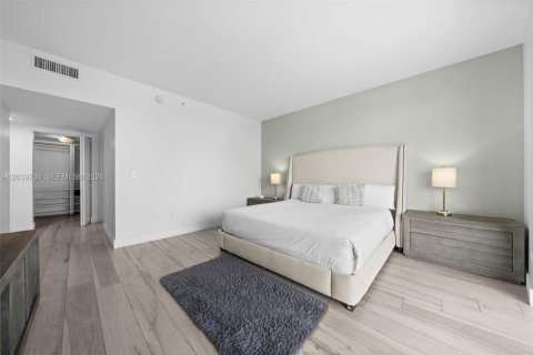 Condo in Hallandale Beach, Florida, 3 bedrooms № 2192548 - photo 10