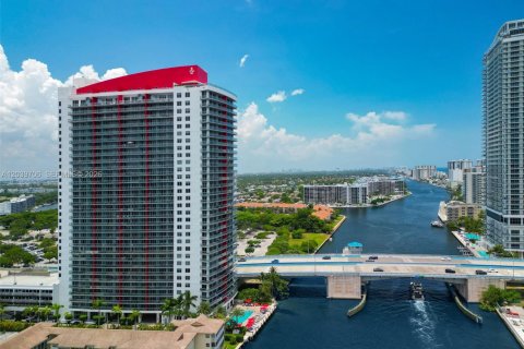 Condo in Hallandale Beach, Florida, 3 bedrooms № 2192548 - photo 29
