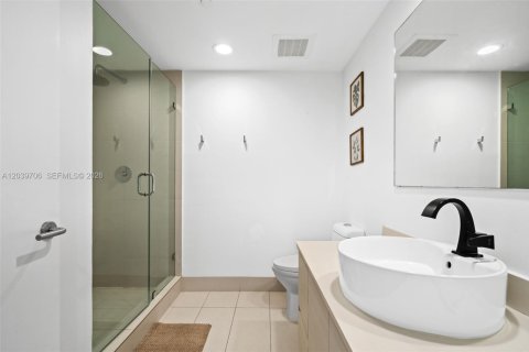 Condo in Hallandale Beach, Florida, 3 bedrooms № 2192548 - photo 14