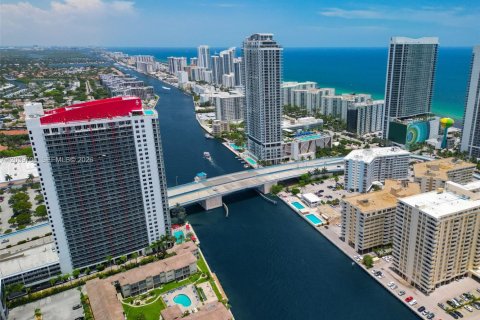 Condo in Hallandale Beach, Florida, 3 bedrooms № 2192548 - photo 30