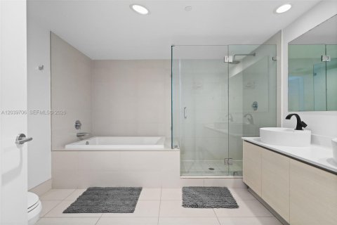 Condo in Hallandale Beach, Florida, 3 bedrooms № 2192548 - photo 12