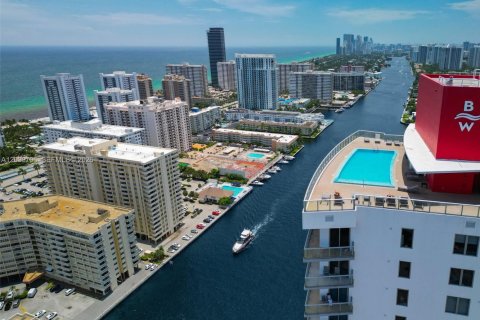 Condo in Hallandale Beach, Florida, 3 bedrooms № 2192548 - photo 26