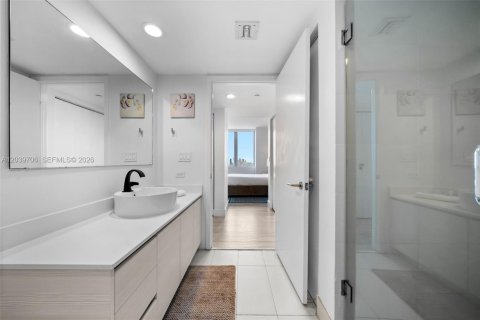 Condo in Hallandale Beach, Florida, 3 bedrooms № 2192548 - photo 15