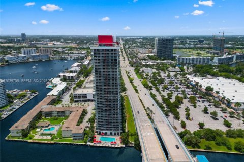 Condo in Hallandale Beach, Florida, 3 bedrooms № 2192548 - photo 24
