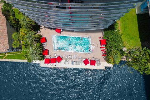 Condo in Hallandale Beach, Florida, 3 bedrooms № 2192548 - photo 28