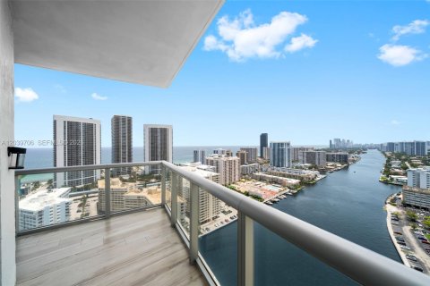 Condo in Hallandale Beach, Florida, 3 bedrooms № 2192548 - photo 19