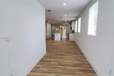 Touwnhouse à louer à Miami, Floride: 3 chambres, 187.38 m2 № 1946562 - photo 2