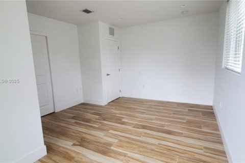 Touwnhouse à louer à Miami, Floride: 3 chambres, 187.38 m2 № 1946562 - photo 18