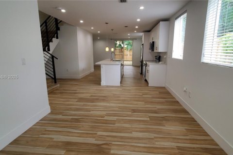 Touwnhouse à louer à Miami, Floride: 3 chambres, 187.38 m2 № 1946562 - photo 3