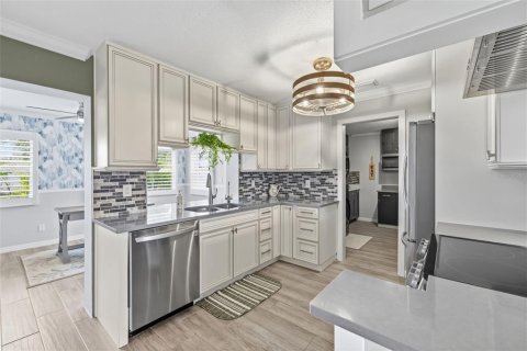 House in Pinellas Park, Florida 2 bedrooms, 96.99 sq.m. № 2237819 - photo 6
