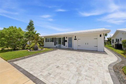 House in Pinellas Park, Florida 2 bedrooms, 96.99 sq.m. № 2237819