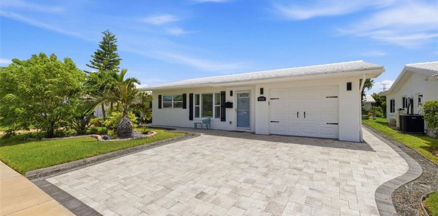 House in Pinellas Park, Florida 2 bedrooms, 96.99 sq.m. № 2237819