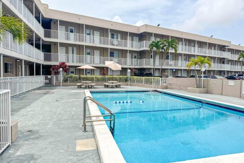 Купить кондоминиум в Корал-Гейблс, Флорида 2 спальни, 69.49м2, № 2002928 - фото 2