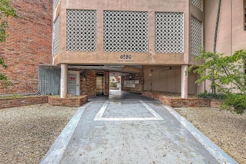 Купить кондоминиум в Корал-Гейблс, Флорида 2 спальни, 69.49м2, № 2002928 - фото 4