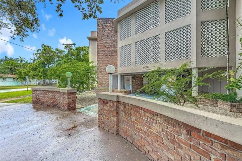 Купить кондоминиум в Корал-Гейблс, Флорида 2 спальни, 69.49м2, № 2002928 - фото 3