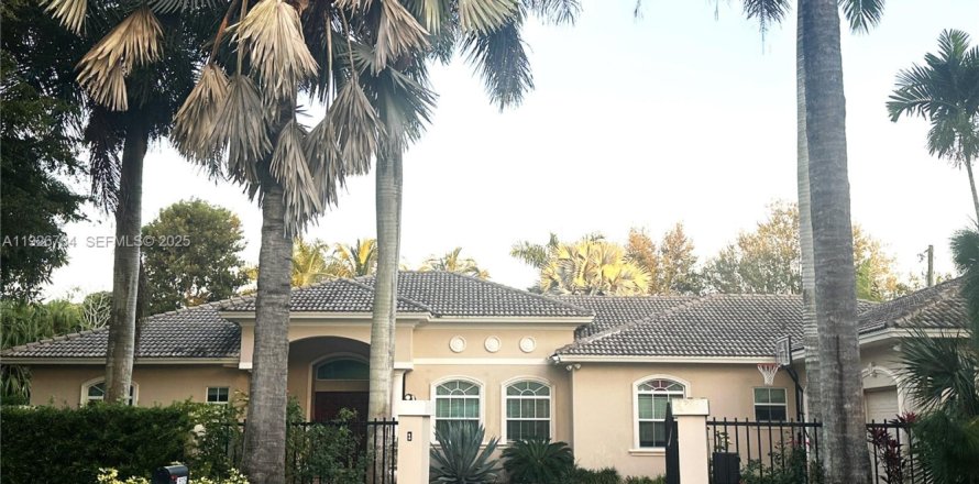 House in Palmetto Bay, Florida 4 bedrooms, 337.61 sq.m. № 1993497