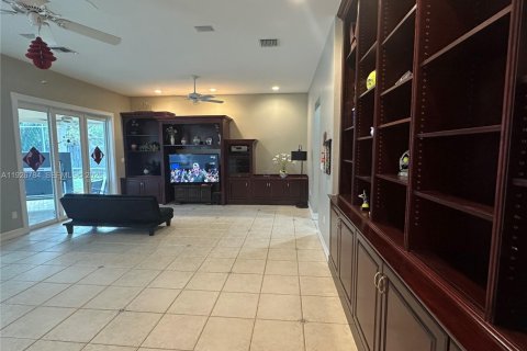 House in Palmetto Bay, Florida 4 bedrooms, 337.61 sq.m. № 1993497 - photo 12