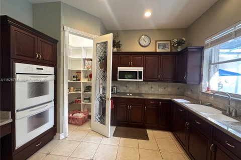 House in Palmetto Bay, Florida 4 bedrooms, 337.61 sq.m. № 1993497 - photo 19