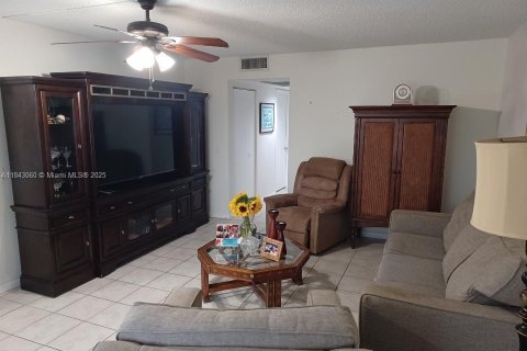 Copropriété à vendre à Pembroke Pines, Floride: 2 chambres, 96.99 m2 № 1836122 - photo 1