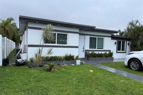 Casa en alquiler en Hollywood, Florida, 3 dormitorios, 84.36 m2 № 1932487 - foto 1