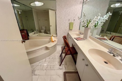 Condo in Miami, Florida, 2 bedrooms  № 1768549 - photo 14