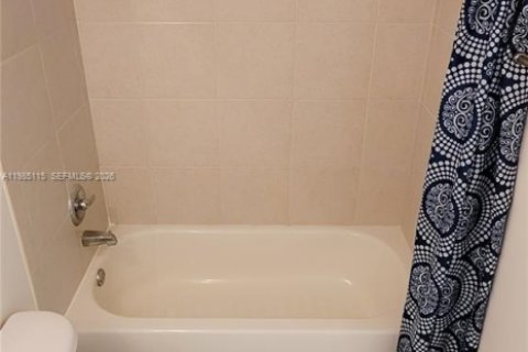 Снять в аренду кондоминиум в Холливуд, Флорида 2 спальни, 112.41м2, № 2050884 - фото 17