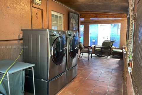 Casa en venta en Miami, Florida, 5 dormitorios, 203.83 m2 № 1988818 - foto 30