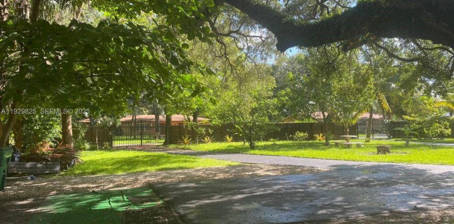 Дом в Майами, Флорида 5 спален, 203.83м2 № 1988818