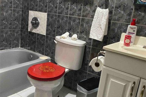 Casa en venta en Miami, Florida, 5 dormitorios, 203.83 m2 № 1988818 - foto 26