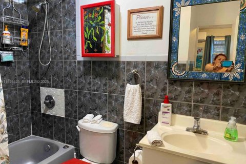 Casa en venta en Miami, Florida, 5 dormitorios, 203.83 m2 № 1988818 - foto 27