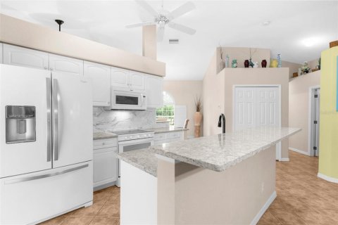House in Cape Coral, Florida 3 bedrooms, 159.88 sq.m. № 1773644 - photo 7