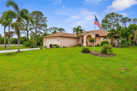 House in Cape Coral, Florida 3 bedrooms, 159.88 sq.m. № 1773644 - photo 1