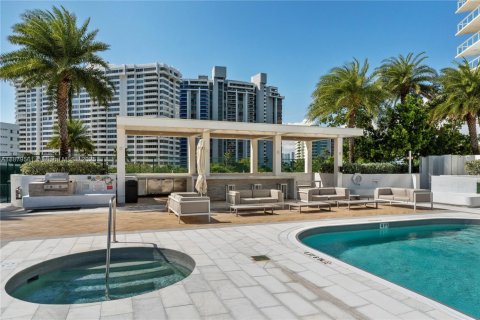 Condo in Miami Beach, Florida, 2 bedrooms  № 1928806 - photo 19