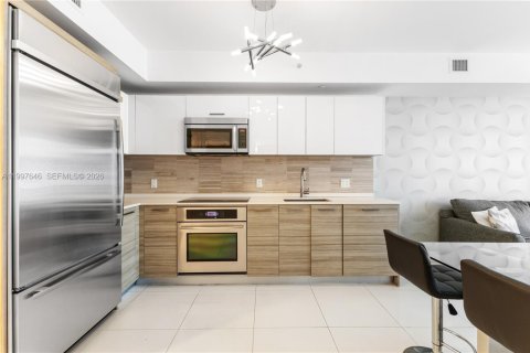 Condo in Miami, Florida, 1 bedroom  № 2060385 - photo 15