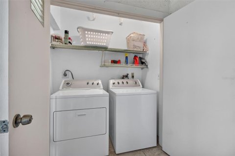 Condo in Saint Petersburg, Florida, 2 bedrooms  № 2396399 - photo 19