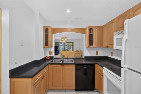 Condo in Saint Petersburg, Florida, 2 bedrooms  № 2396399 - photo 8