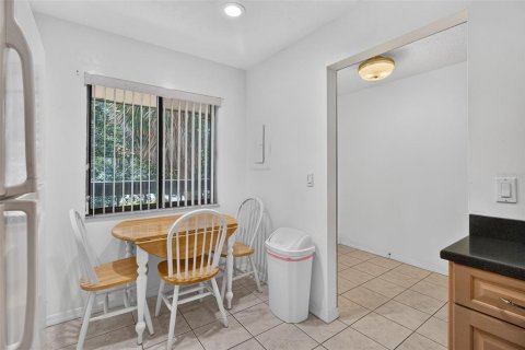 Condo in Saint Petersburg, Florida, 2 bedrooms  № 2396399 - photo 9