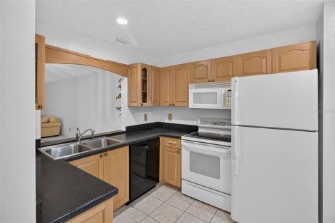 Condo in Saint Petersburg, Florida, 2 bedrooms  № 2396399 - photo 6