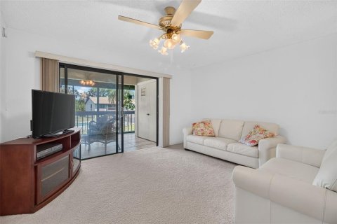 Condo in Saint Petersburg, Florida, 2 bedrooms  № 2396399 - photo 16
