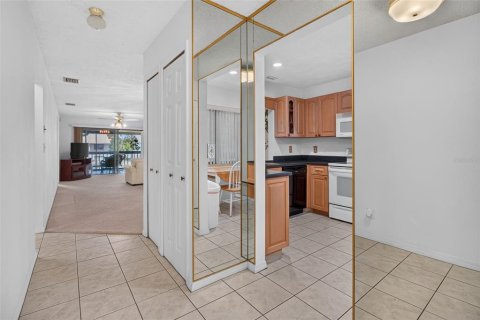 Condo in Saint Petersburg, Florida, 2 bedrooms  № 2396399 - photo 5