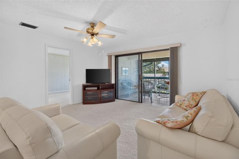 Condo in Saint Petersburg, Florida, 2 bedrooms  № 2396399 - photo 17