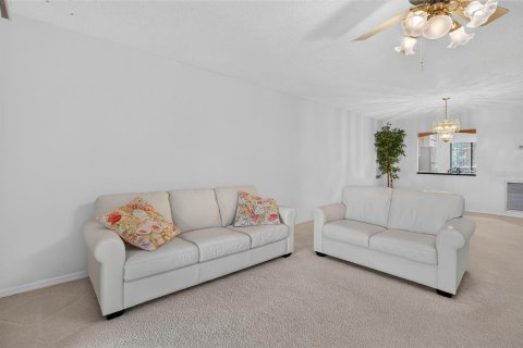 Condo in Saint Petersburg, Florida, 2 bedrooms  № 2396399 - photo 15