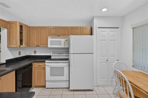 Condo in Saint Petersburg, Florida, 2 bedrooms  № 2396399 - photo 7