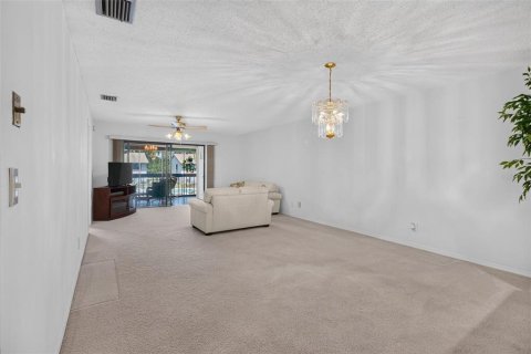 Condo in Saint Petersburg, Florida, 2 bedrooms  № 2396399 - photo 13