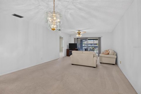 Condo in Saint Petersburg, Florida, 2 bedrooms  № 2396399 - photo 11